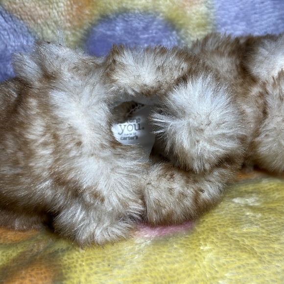EUC Fuzzy baby slippers. Newborn tan/cream - Picture 3 of 4